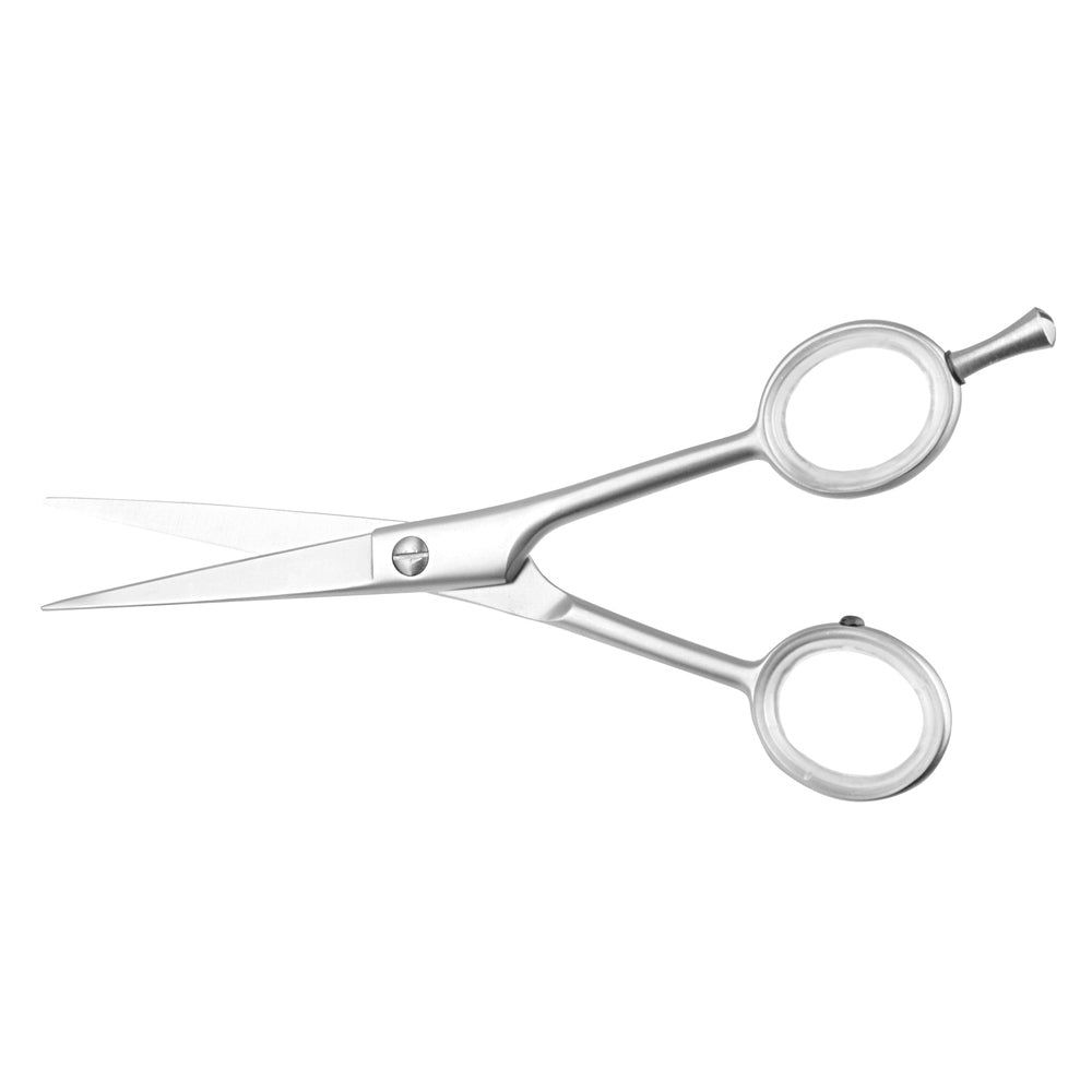 Friseurschere aus Edelstahl. Silberfarben, mit zwei Griffringen und einer Schraube in der Mitte. Geöffnete Klingen.