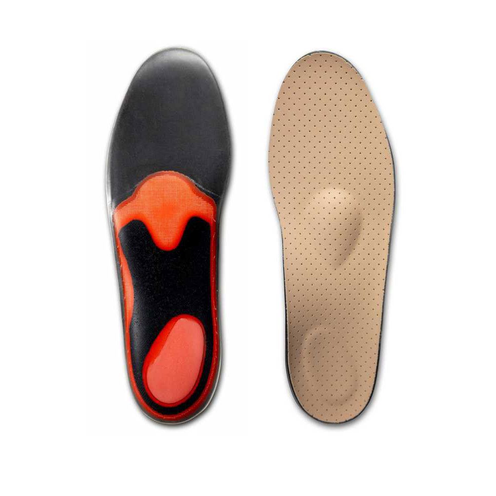 Zwei orthopädische Einlegesohlen. Eine in Schwarz und Orange, die andere in Beige mit kleinen Löchern.