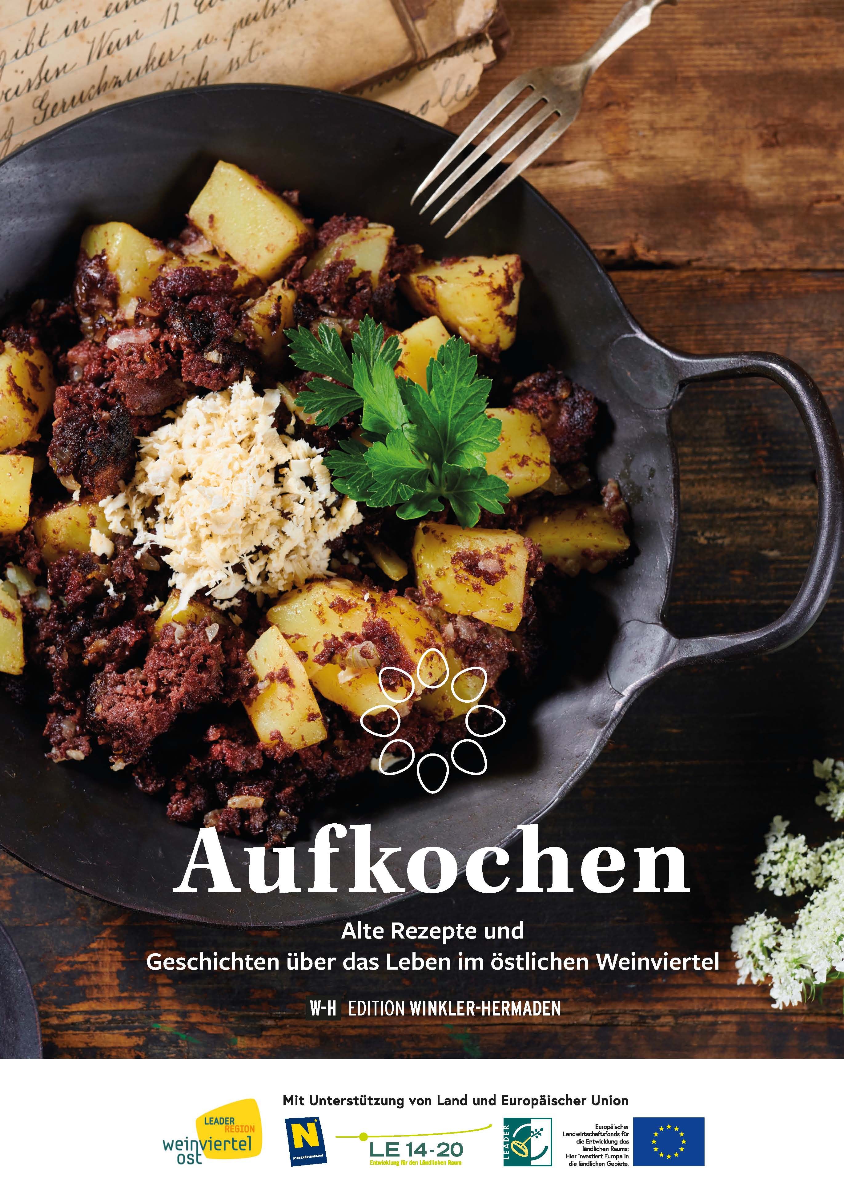 Gericht in schwarzer Pfanne. Kartoffeln, Blutwurst, Ei und Petersilie. Titel: Aufkochen. Text: Alte Rezepte und Geschichten.
