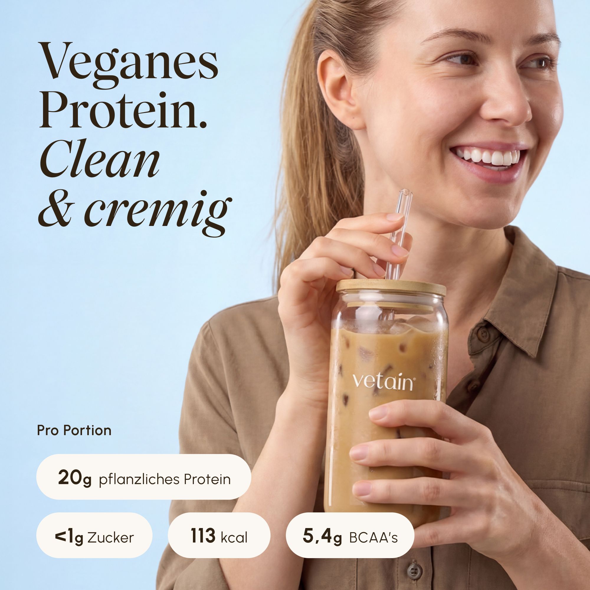 VETAIN Vegan Protein Iced Coffee Dose mit Siegeln und Produktmerkmalen.
