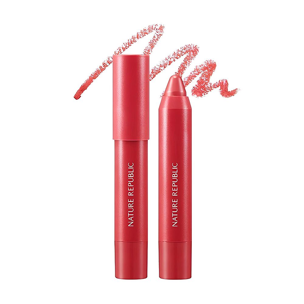 Zwei Lippenstift-Stifte, rosa. Aufschrift: NATURE REPUBLIC ECO CRAYON LIP VELVET. Farbabstrich.