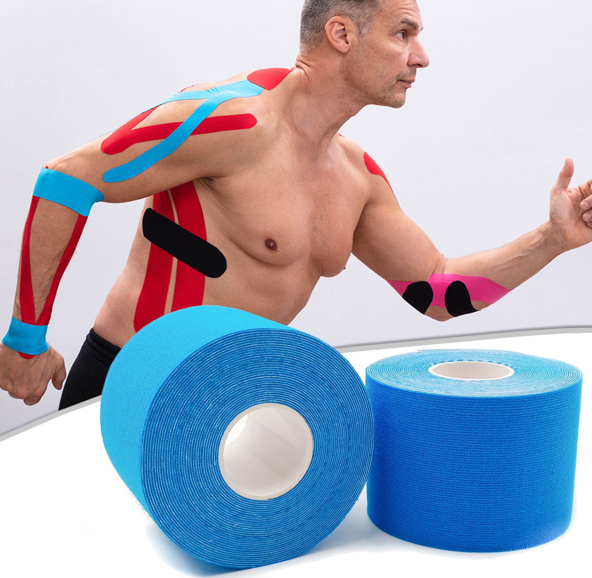 Homme avec kinésiologie tape bleu, rose et rouge. Deux rouleaux de tape bleu. Homme en mouvement.