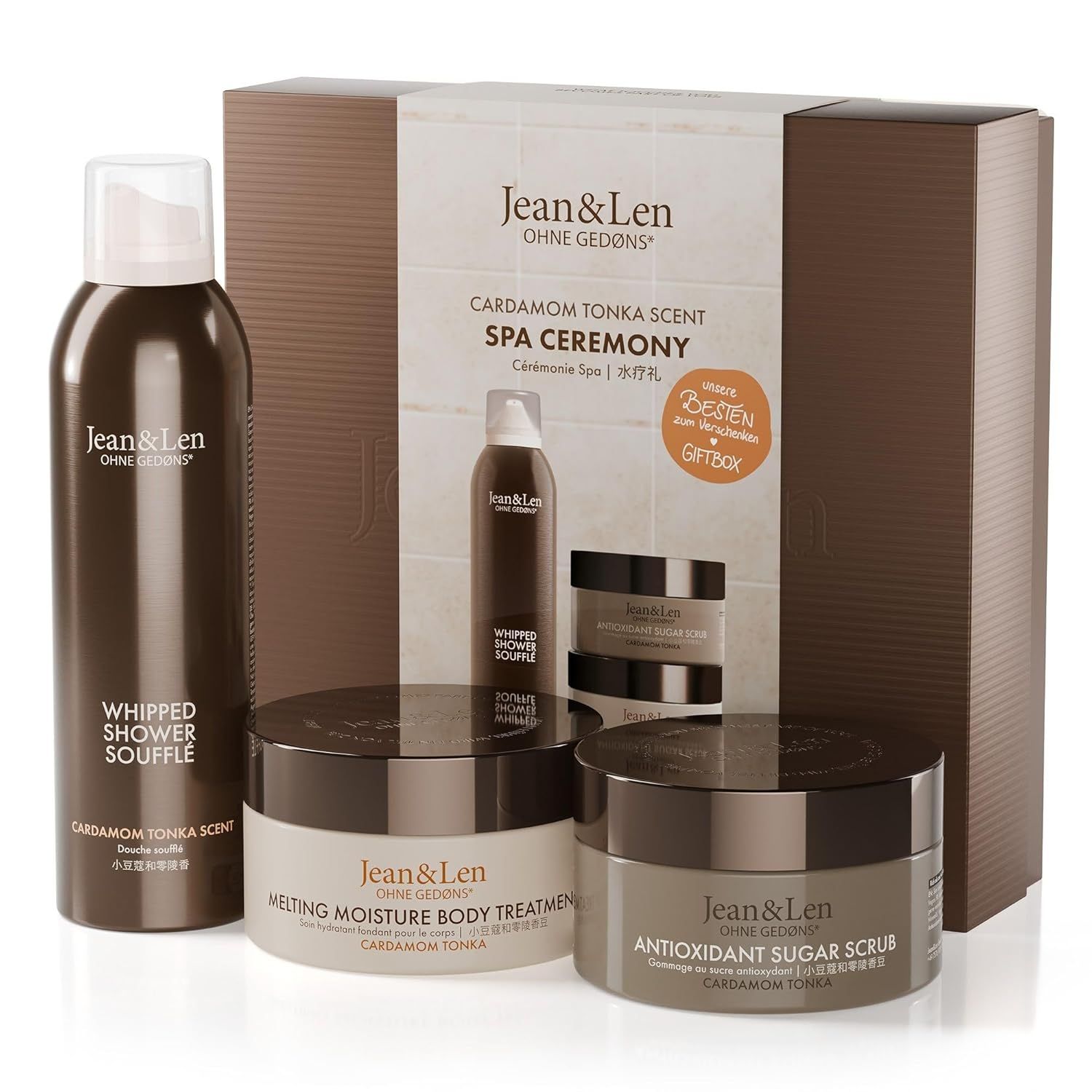 Geschenkbox mit Produkten. Enthält Whipped Shower Soufflé, zwei Tiegel und eine Sprühflasche. Aufschrift: Jean & Len, Spa Ceremony.