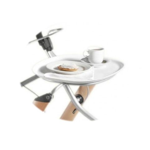 Tablett für Rollator. Weißes Tablett mit Tasse, Untertasse und Gebäck. Auf Rollator montiert.