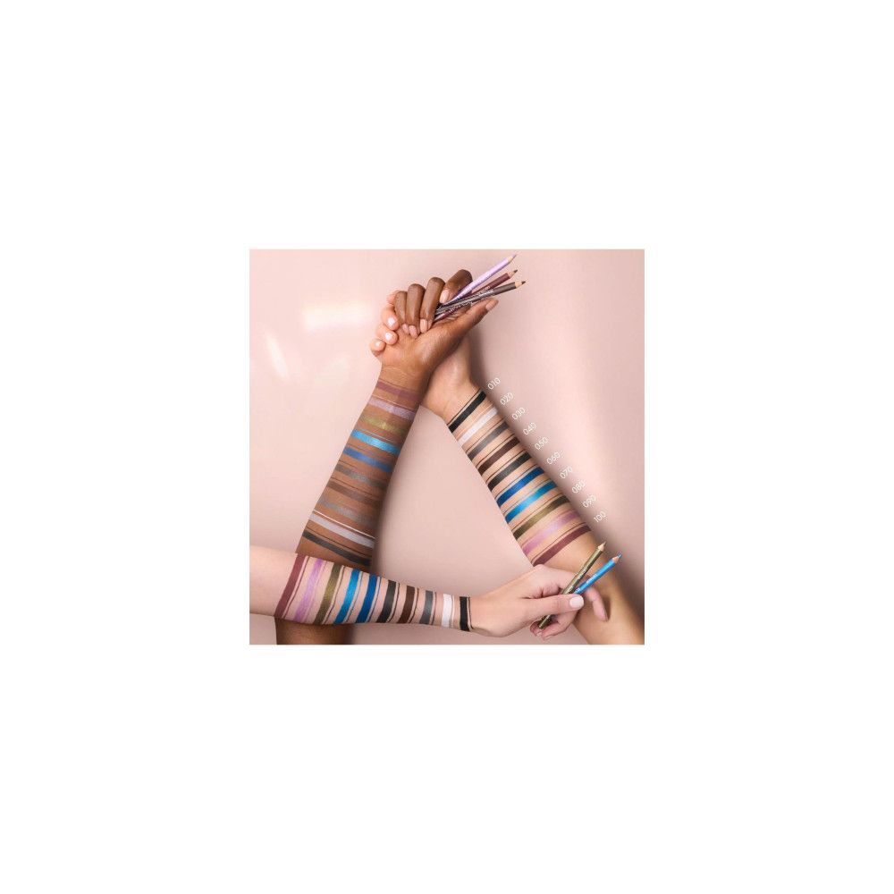 Arme mit Kajalstrichen. Verschiedene Farben. Kajalstifte in den Händen.