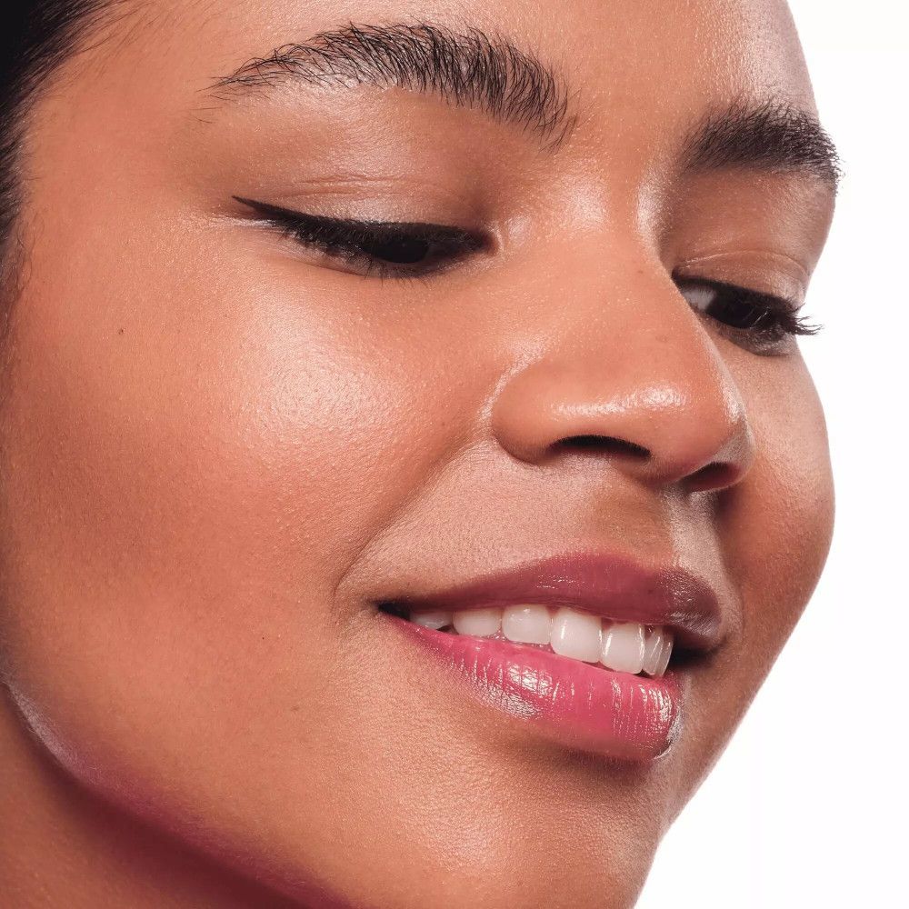 Porträt einer Frau mit geschminkten Augen. Schwarzer Eyeliner. Hautton hell.