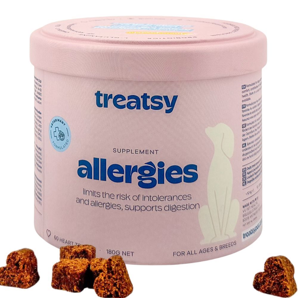 Rosa Dose mit „Treatsy Allergies“ für Hunde. Herzförmige Leckerlis daneben. Veterinär-Siegel.