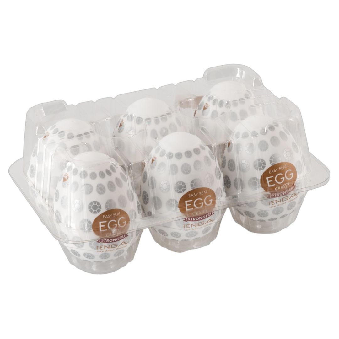 Sechs Eier in einer transparenten Verpackung. Jedes Ei hat ein weißes Muster und einen Aufkleber mit Produktinformationen.