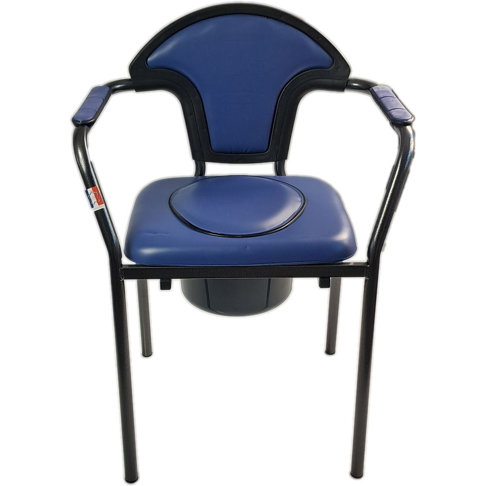 Toilettenstuhl, blau gepolstert, mit Armlehnen und Rückenlehne. Schwarzes Metallgestell. Auffangbehälter unter dem Sitz.