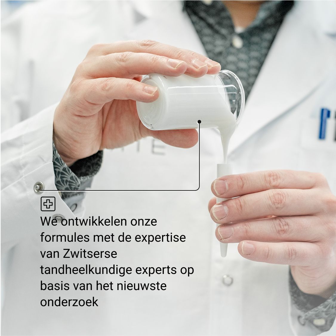Vrouw met mondstuk dat blauw oplicht.