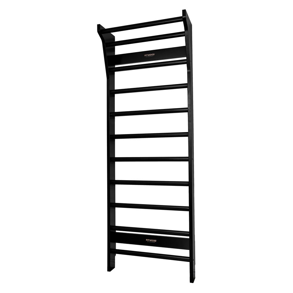 Schwarze Sprossenwand mit horizontalen Sprossen. Oben und unten ist der Markenname sichtbar. Holzkonstruktion.