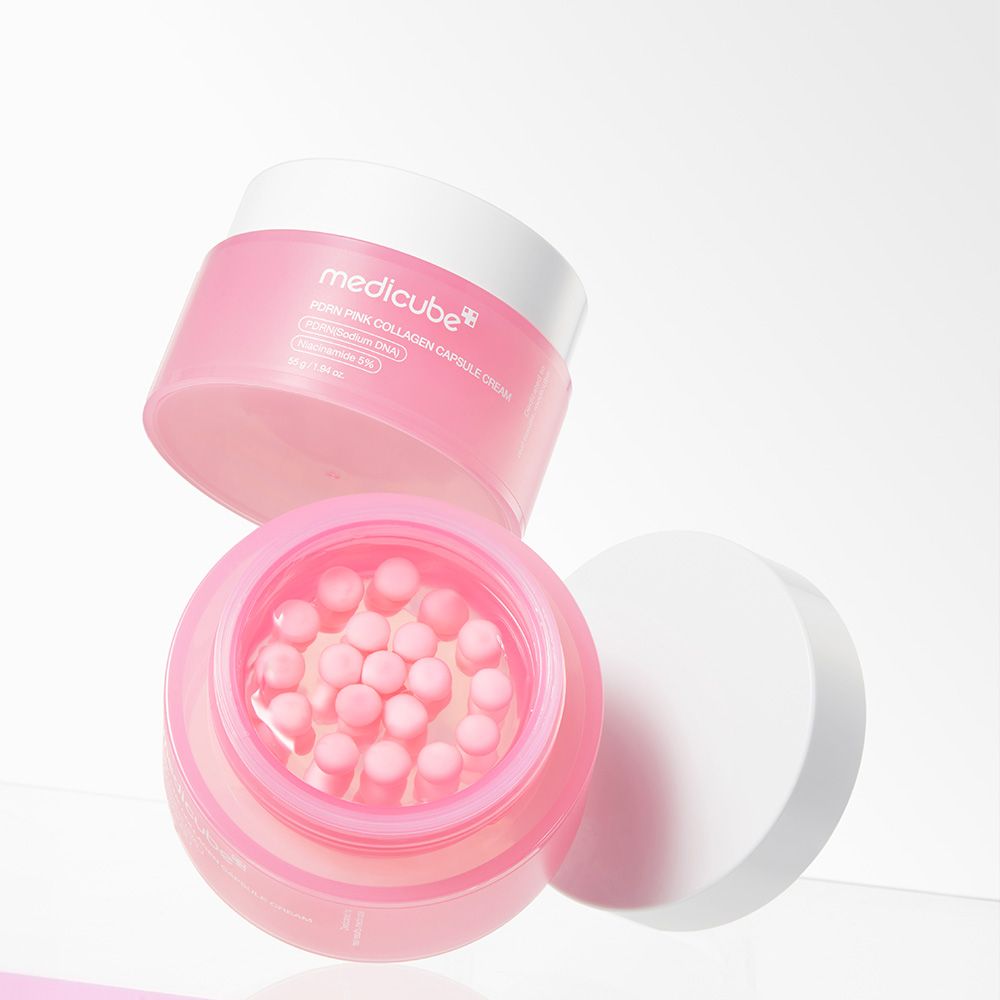 Zwei Tiegel Medicube PDRN Pink Collagen Capsule Cream, einer offen mit rosa Kapseln im Gel.