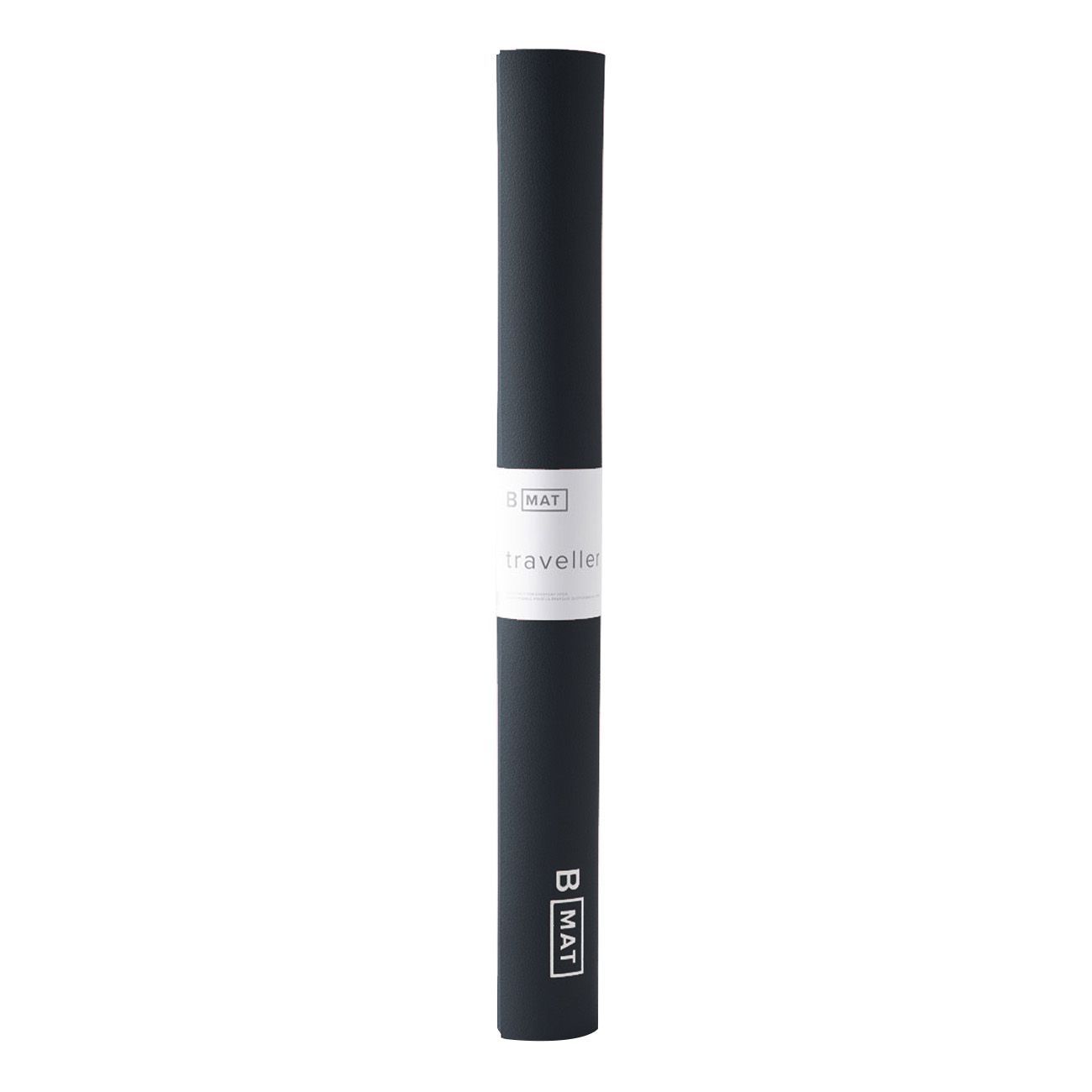 Gerollte Yogamatte, schwarz. Weißes Etikett mit "Traveller" und "B MAT" Logo.