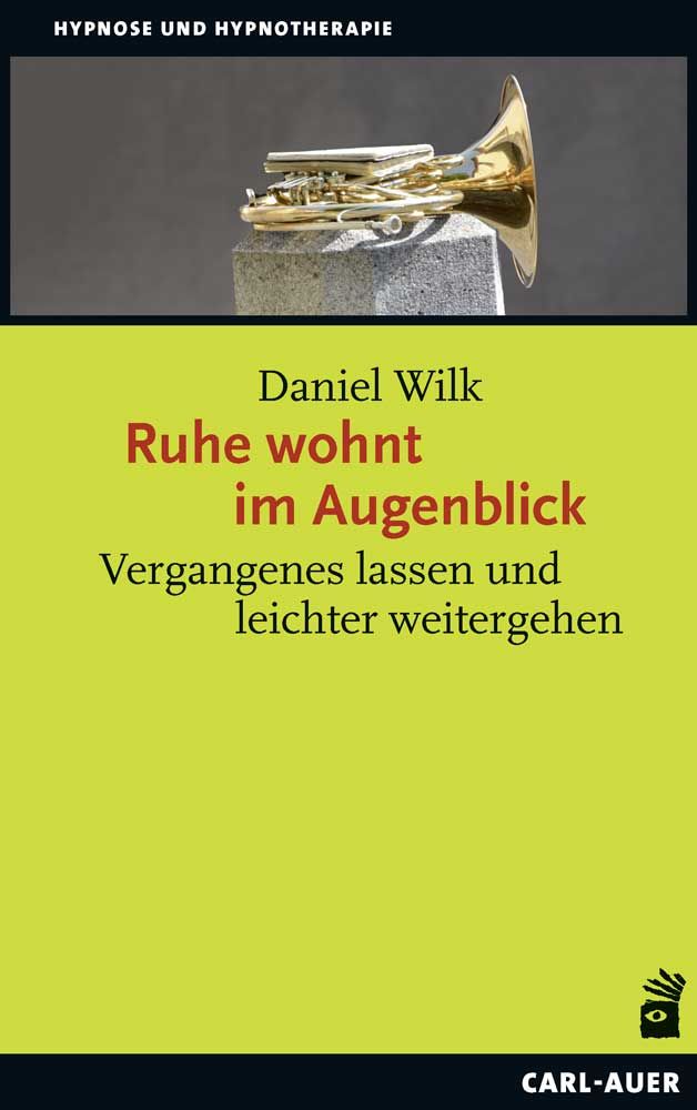 Buchcover mit gelbem Hintergrund. Titel: Ruhe wohnt im Augenblick. Autor: Daniel Wilk. Oben: Horn auf Stein. Verlag: Carl-Auer.