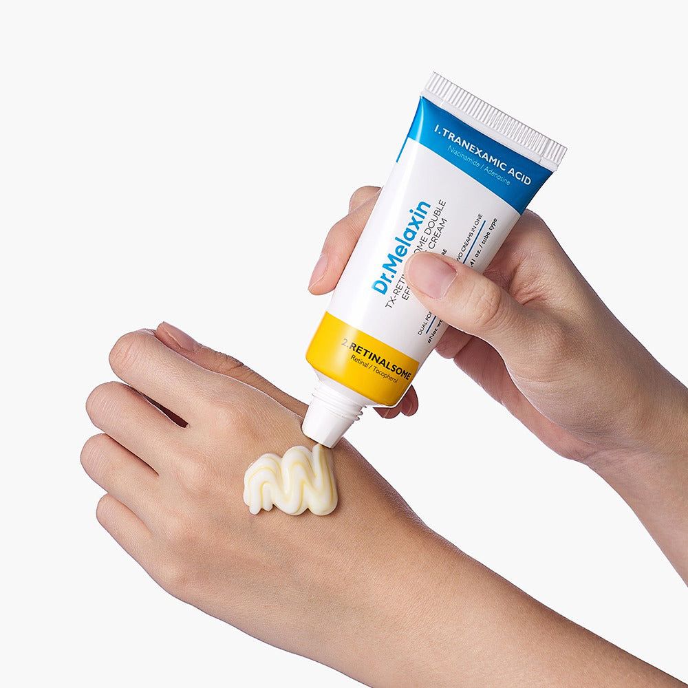 Dr.Melaxin TX-Retinol Double Cream Tube wird auf eine Hand aufgetragen.