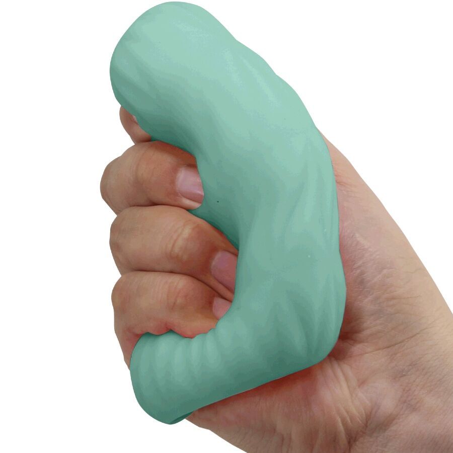 Hand hält einen türkisfarbenen Masturbator. Zylindrische Form mit geometrischem Muster. Material flexibel.