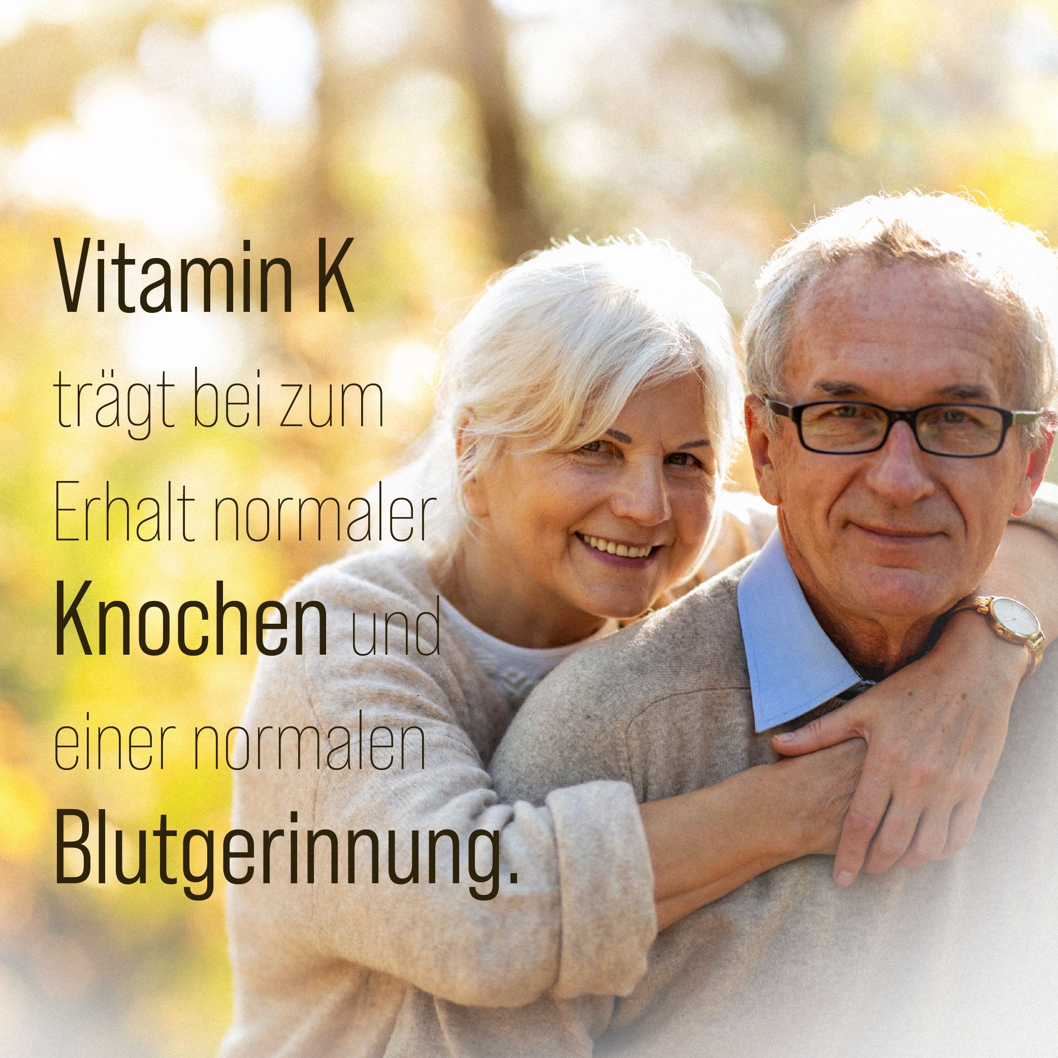 Text: Vitamin K trägt bei zum Erhalt normaler Knochen und einer normalen Blutgerinnung. Seniorenpaar umarmt sich.