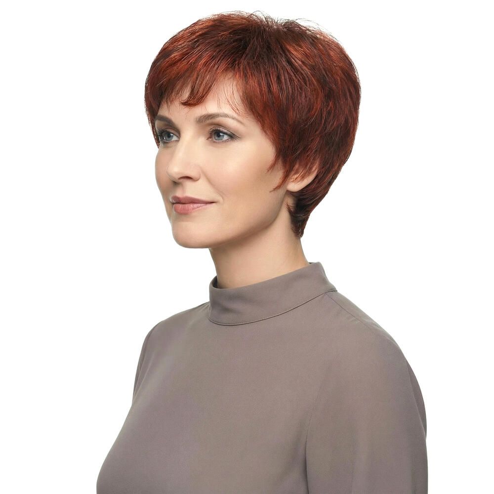 Kurzhaarperücke in Rotbraun, Seitenansicht. Die Perücke bedeckt den Kopf. Die Frau trägt ein braunes Oberteil.