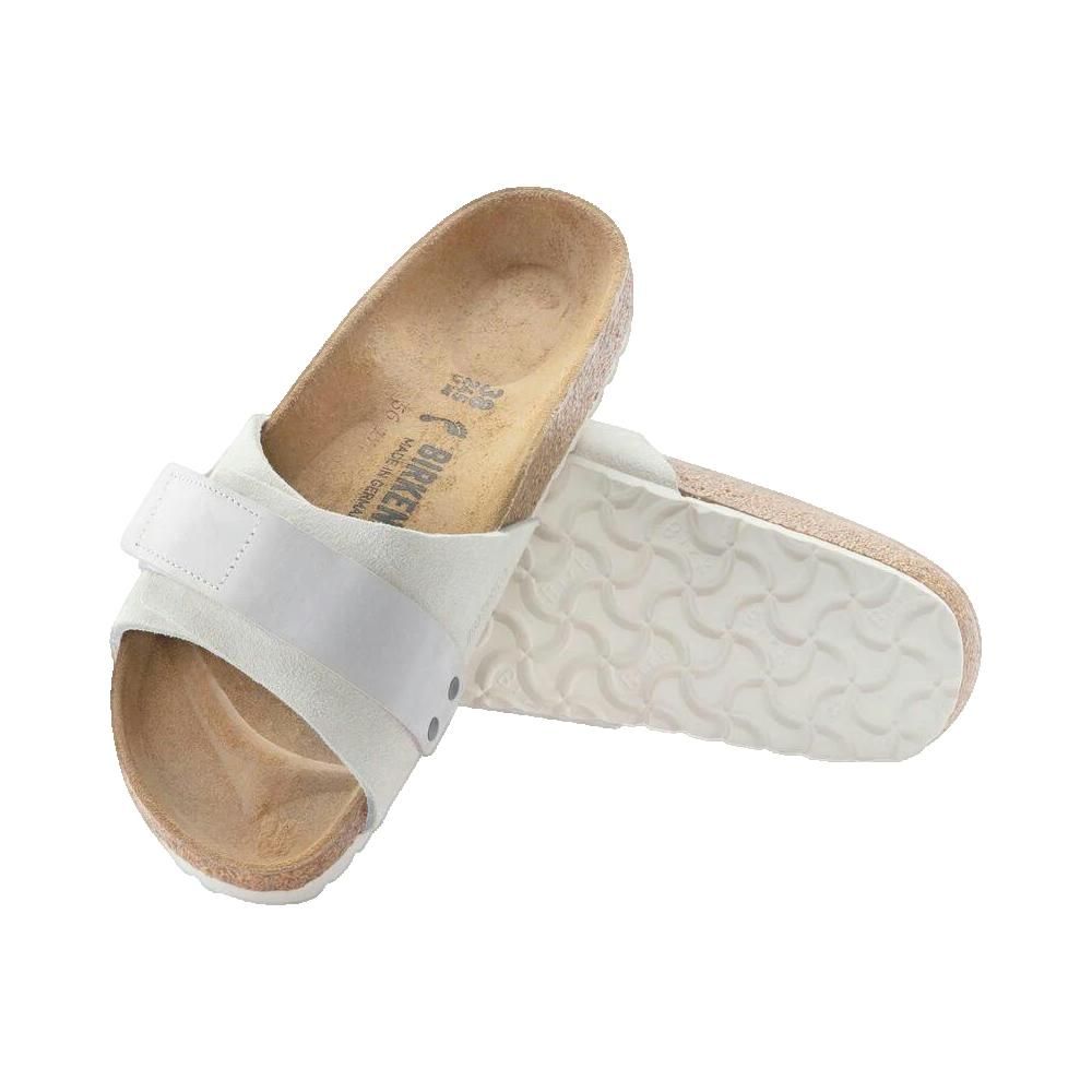 Sandalo Birkenstock Oita. Tomaia bianca, cinturino regolabile. Plantare in sughero, suola bianca. Logo Birkenstock.