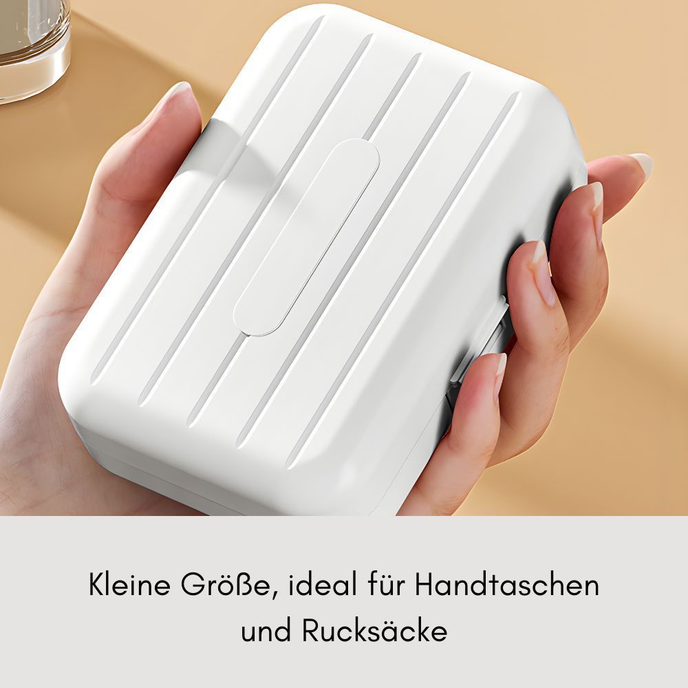 Kleine, weiße Tablettenbox in einer Hand gehalten. Geriffelte Oberfläche, rechteckige Form, mit Verschluss.