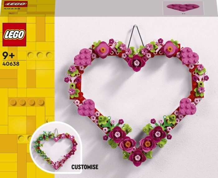 LEGO Creator 40638 Ornamento a cuore, gioco di costruzioni per bambini 9+. L'immagine mostra un ornamento a forma di cuore floreale appeso al muro. La confezione mostra il logo LEGO e le informazioni sul prodotto. Include mattoncini di vari colori.