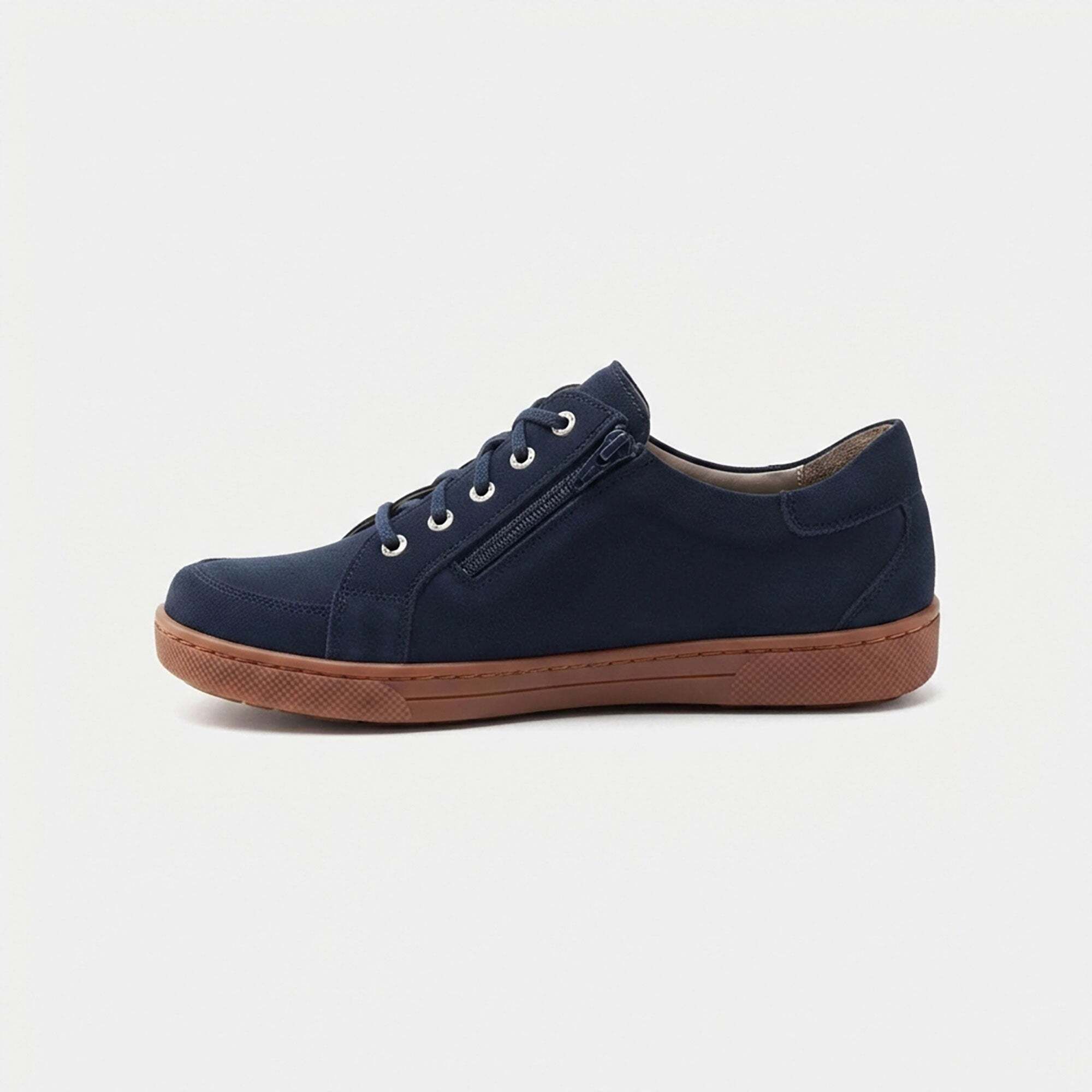 Dunkelblaue Wildleder Sneaker mit seitlichem Reißverschluss und brauner Sohle.