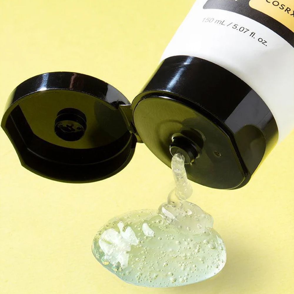 Klarer Gel-Reiniger tropft aus der geöffneten Tube des COSRX Advanced Snail Mucin Gel Cleanser.