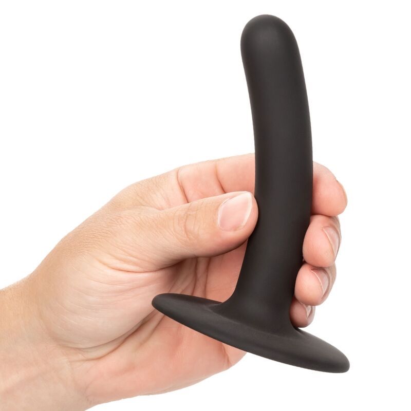 Schwarzer, gebogener Silikon-Stimulator mit Saugbasis, gehalten von einer Hand. Produkt ohne Verpackung.