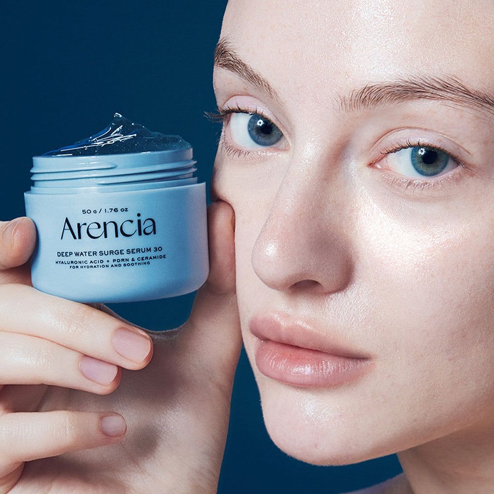 ARENCIA Deep Water Surge Serum 30 Tiegel in der Hand einer Frau, Serum auf der Haut.