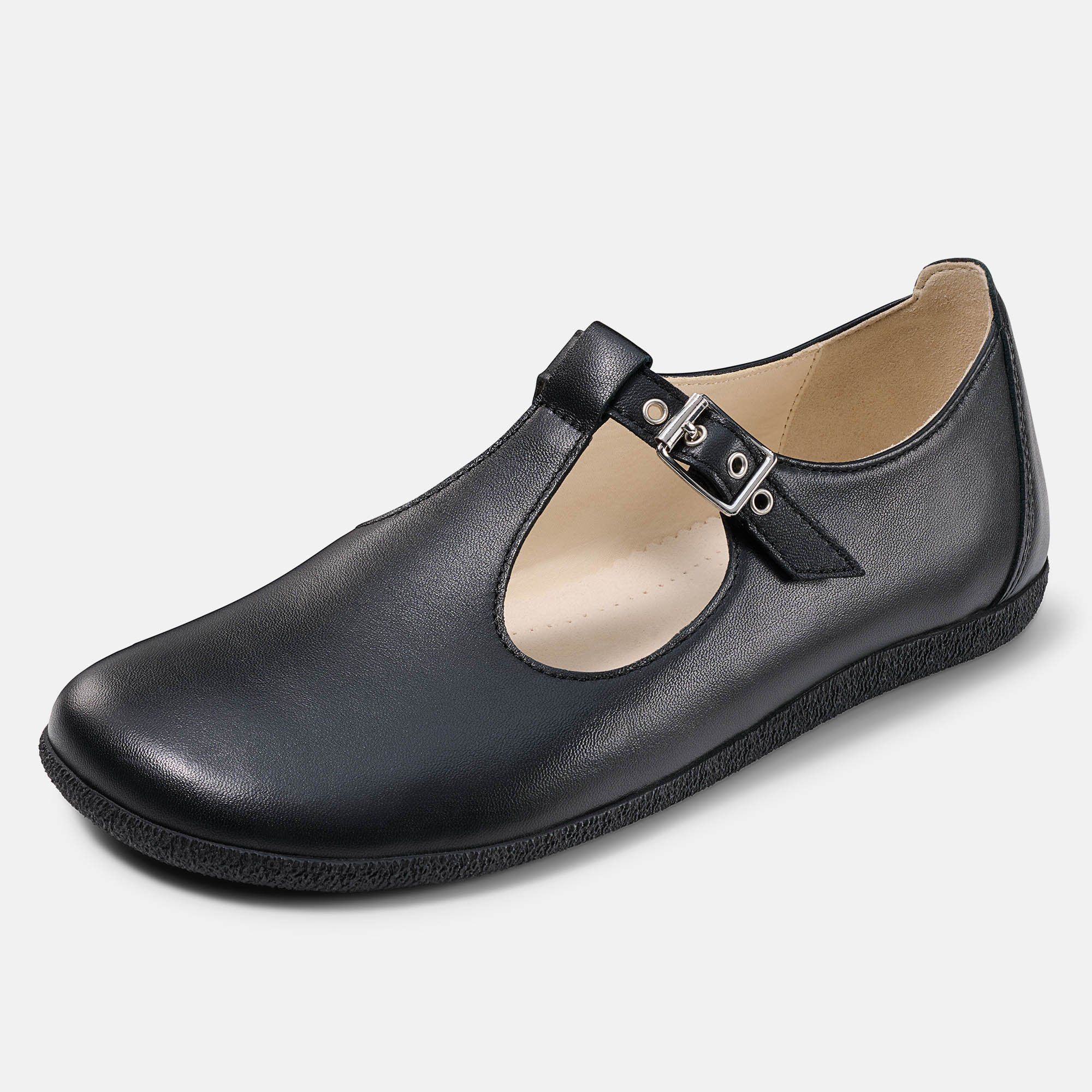 Schwarzer Slipper mit T-Riemen und Schnalle. Detailansicht. Breiter Schnitt.
