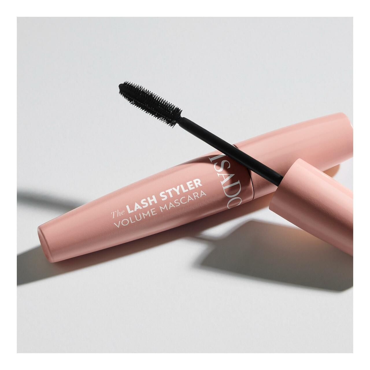 Rosa Mascara-Tube mit schwarzer Bürste. Text: IsaDora, The Lash Styler Volume Mascara.