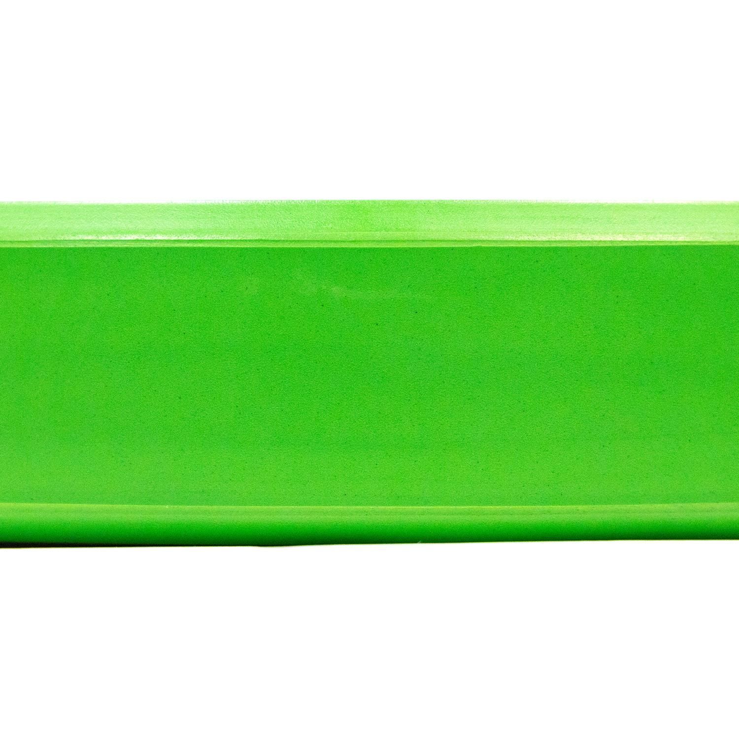 Grüner Rand einer Sporttrend24 Bumper Plate. Rechteckige Form.