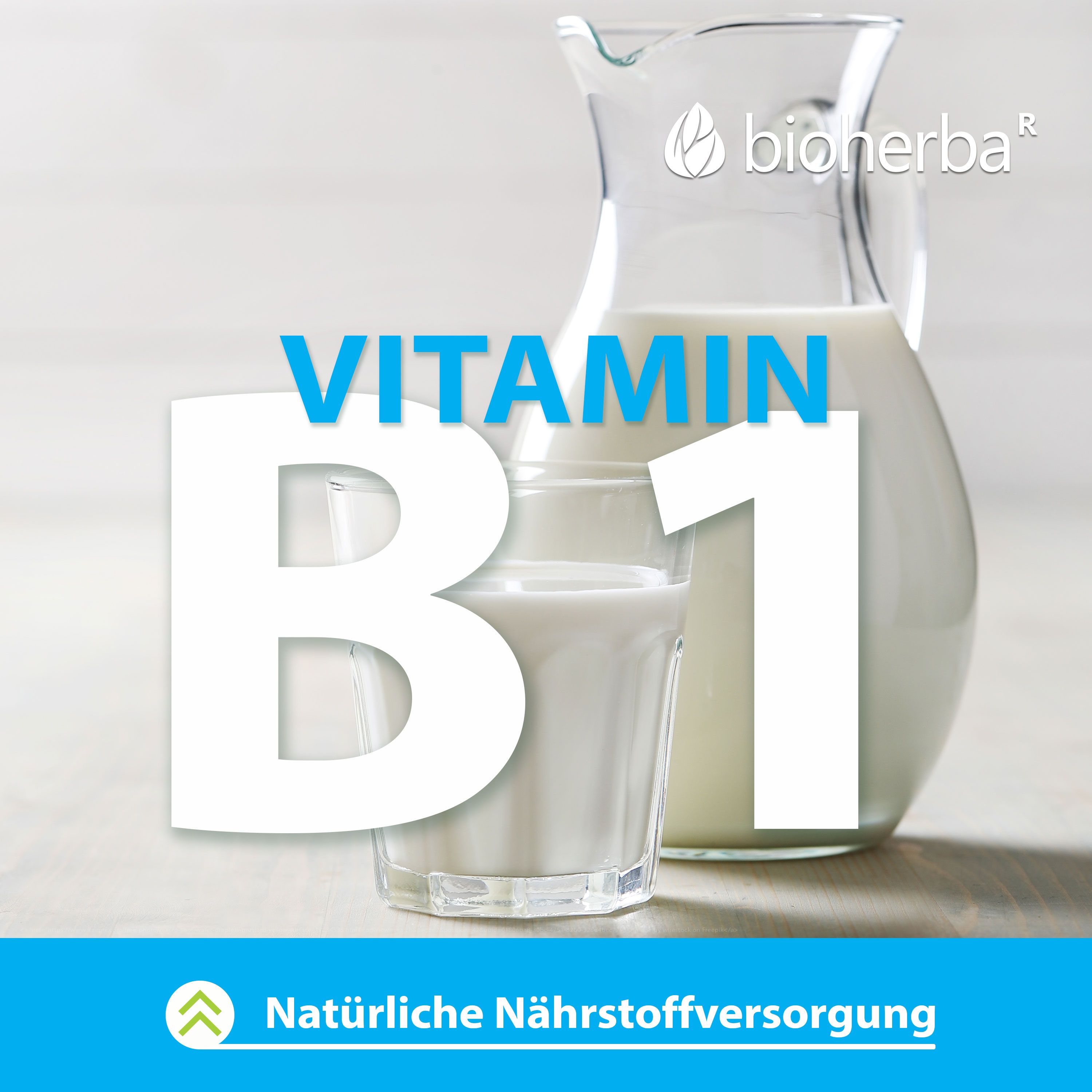 Glas mit Milch und Kanne. Großer Text: Vitamin B1. Marke sichtbar. Hintergrund blau.