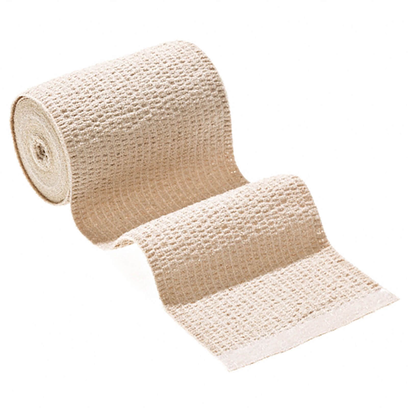 Elastische Bandage, hautfarben, gerollt und abgerollt. Gewebte Struktur. Weißer Rand.