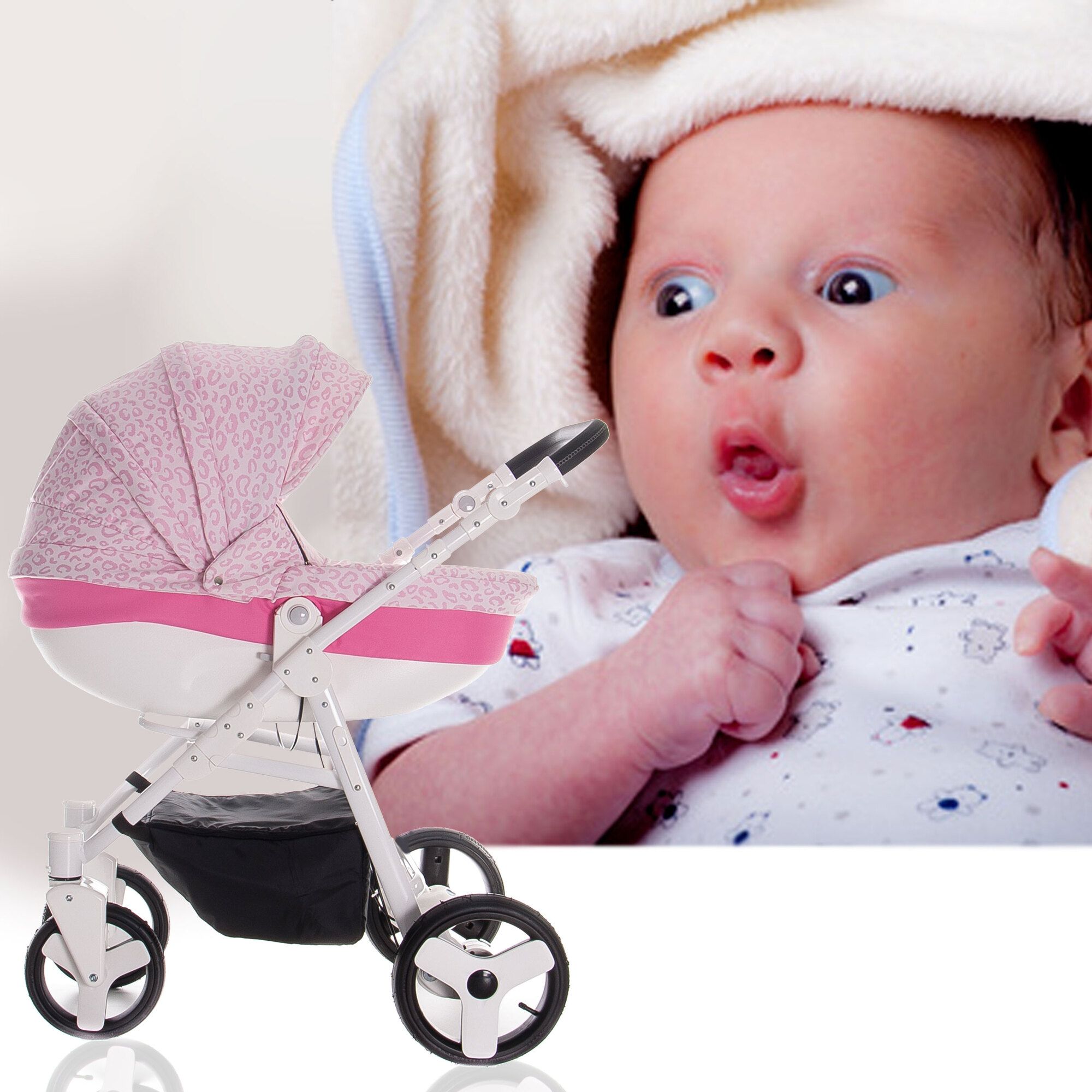Baby mit Kinderwagen. Rosa Leopardenmuster. Weißes Gestell, schwarzer Korb. Baby liegt im Kinderwagen.