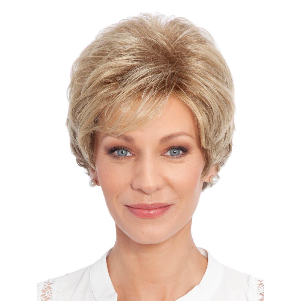 Kurzhaarperücke in Blondtönen. Frontale Ansicht einer Frau mit Perücke. Die Perücke hat einen Seitenscheitel.