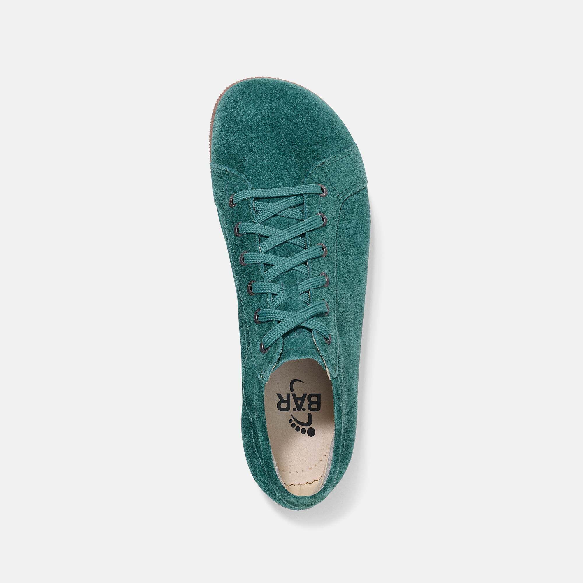 Draufsicht auf eine grüne Wildleder-Stiefelette mit Schnürung und BÄR-Logo auf der Innensohle.