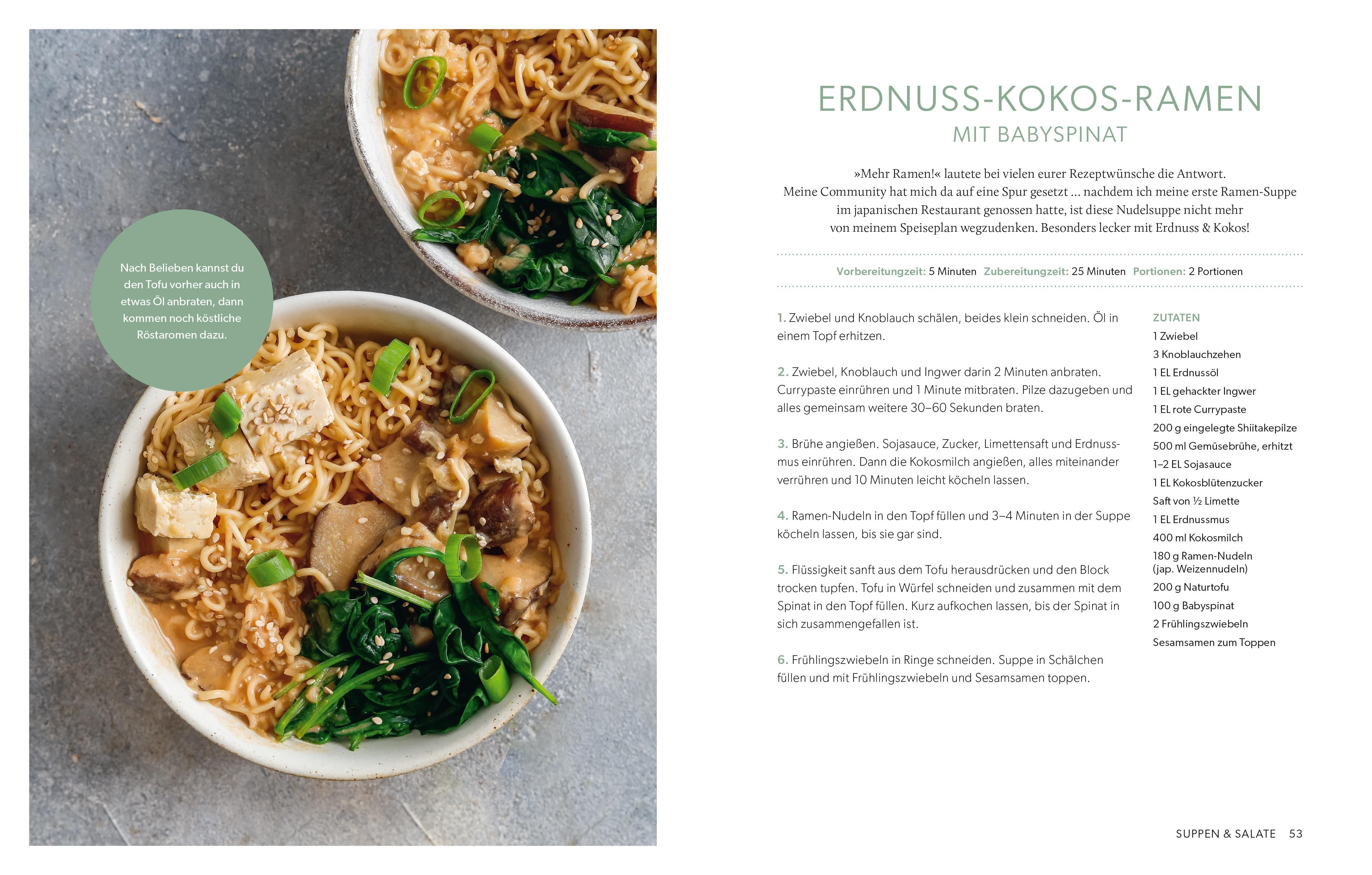 Buchseite mit Rezept für Erdnuss-Kokos-Ramen mit Babyspinat. Zwei Schalen Ramen mit Zutaten.