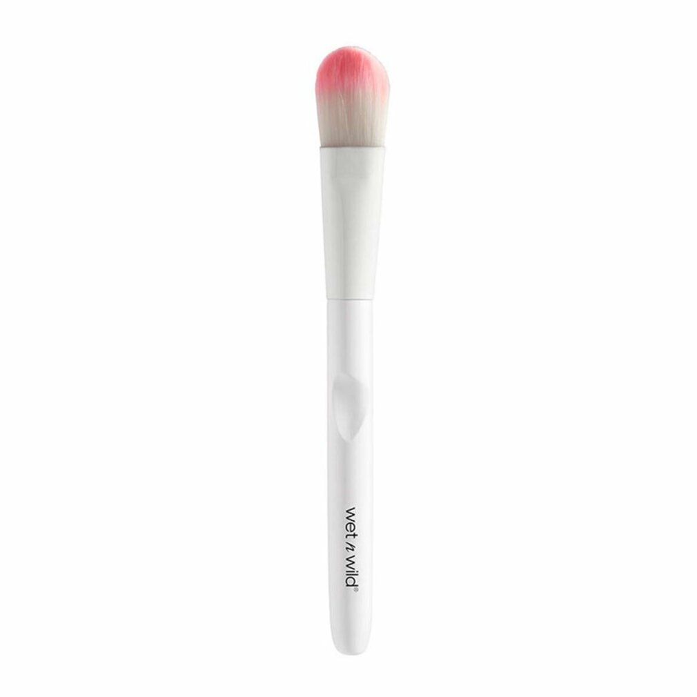 Make-up-Pinsel mit weißem Griff und rosa-weißem Pinselkopf. Der Griff trägt den Markennamen.