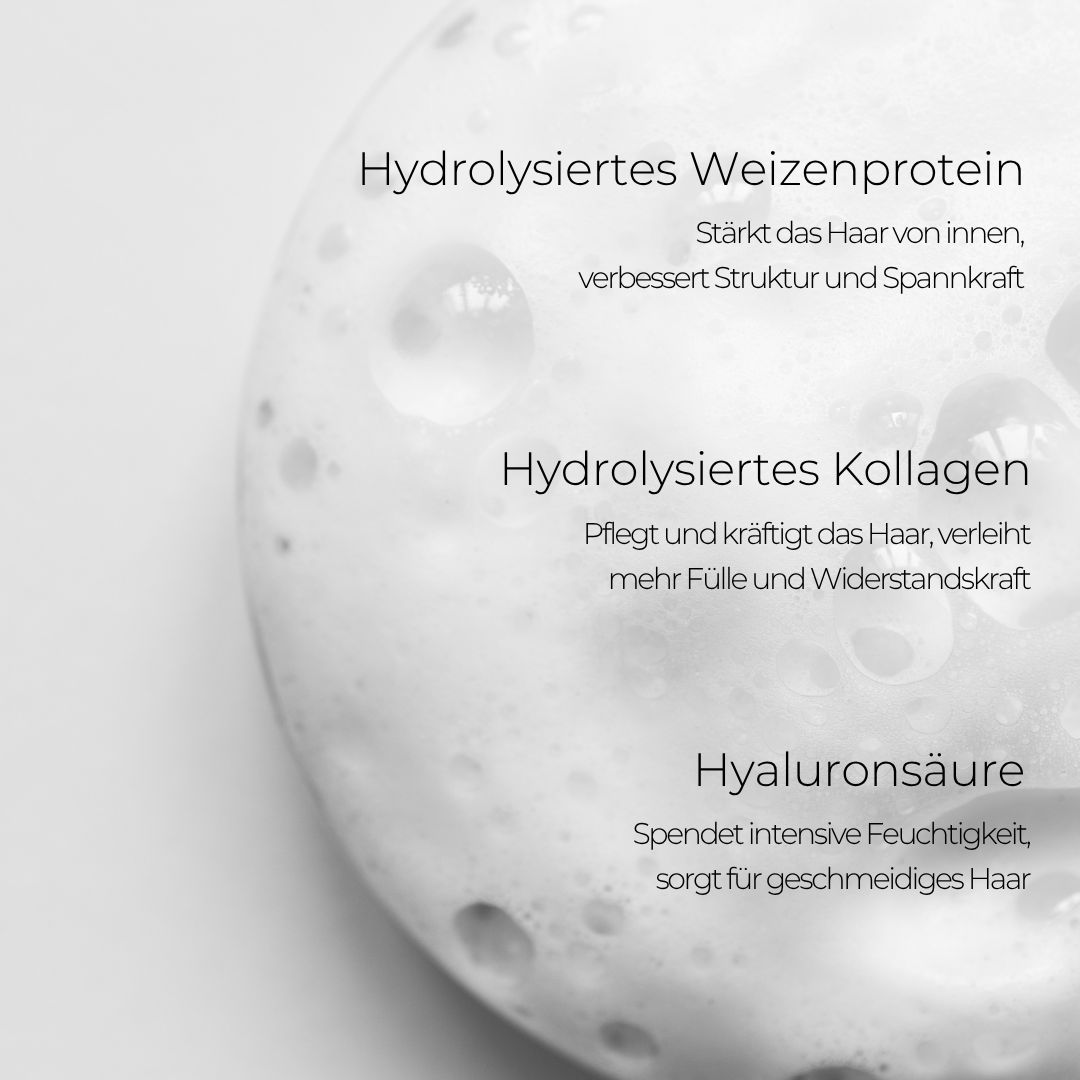 Nahaufnahme von Schaum. Text: Hydrolysiertes Weizenprotein, Hydrolysiertes Kollagen, Hyaluronsäure. Textliche Erläuterungen.