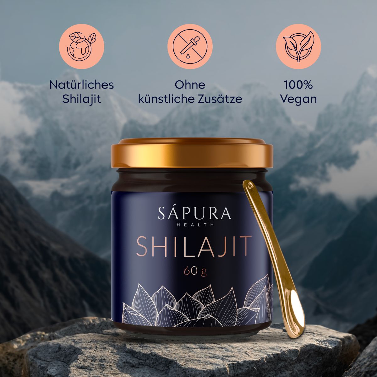 Glas mit goldenem Deckel und Dosierlöffel. Aufschrift: SAPURA HEALTH, SHILAJIT, 60 g. Hintergrund: Berge, Symbole für natürlich, ohne Zusätze, vegan.