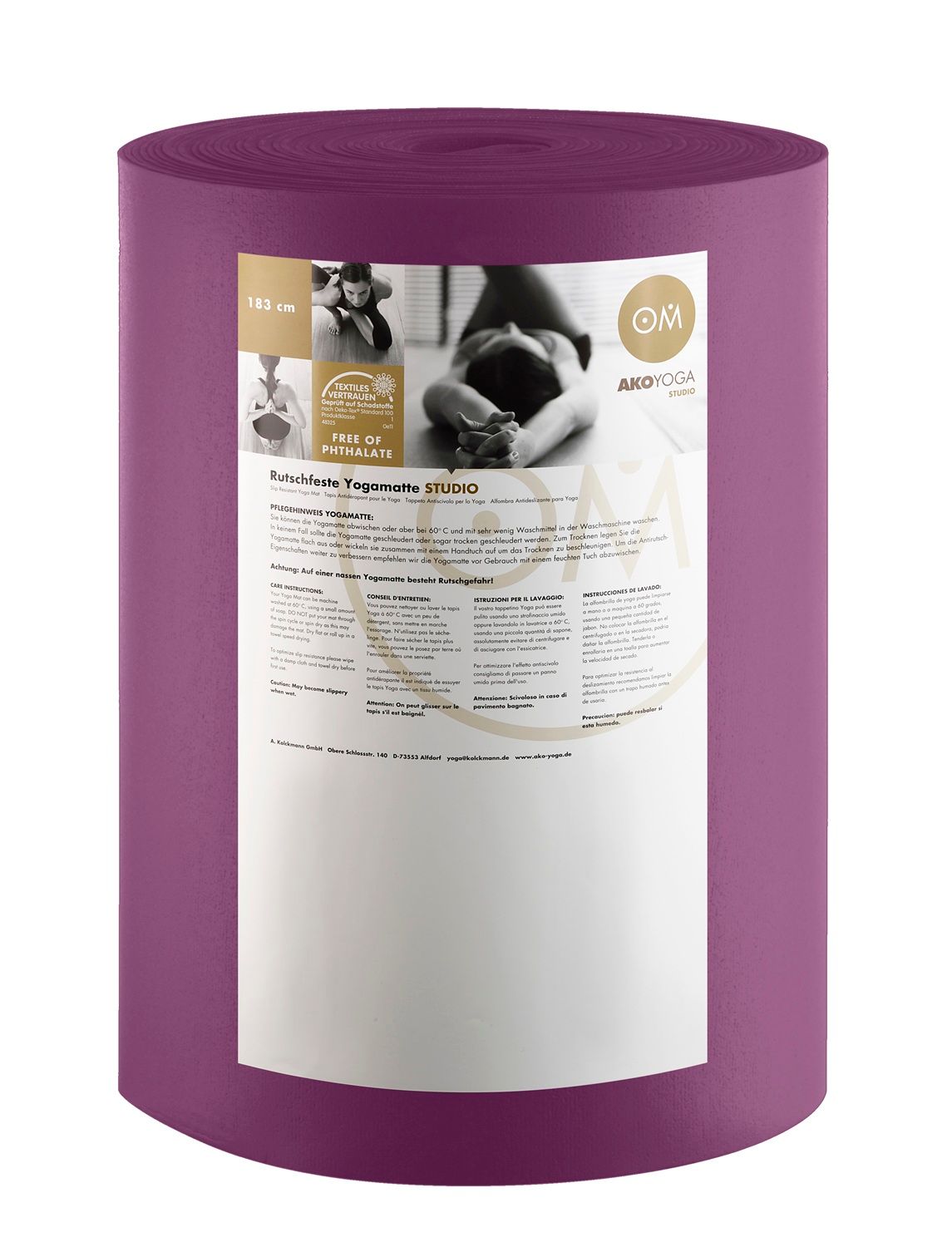 Gepackte Yogamatte in Pflaumenlila. Etikett mit Produktinformationen und Zertifikaten.