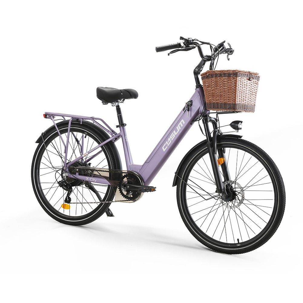 Lila Elektrofahrrad mit Korb. Marke CYSUM. Schwarze Reifen, Sattel und Lenker.