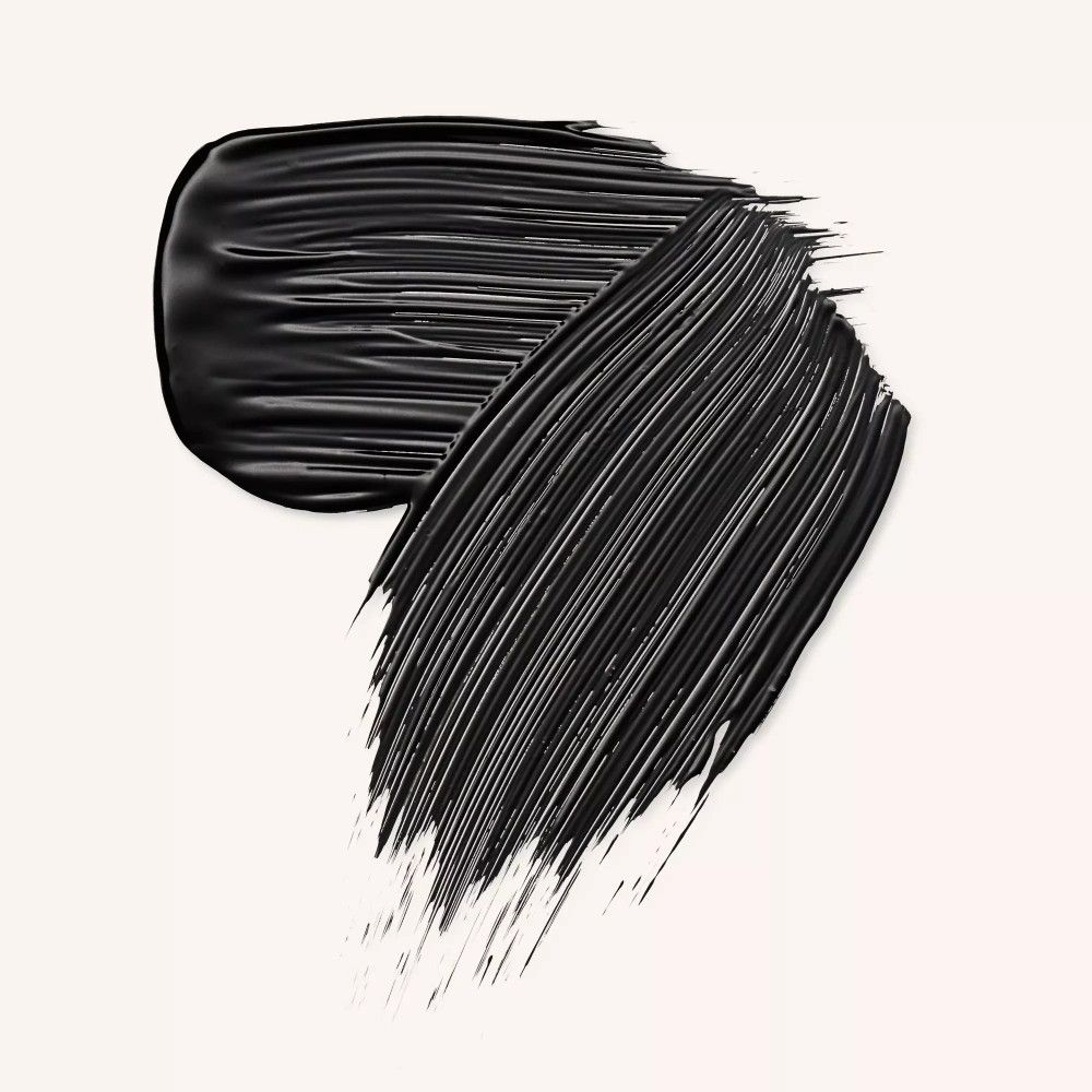 Schwarze Mascara-Textur auf hellem Hintergrund. Zwei Pinselstriche, glatt und strukturiert.