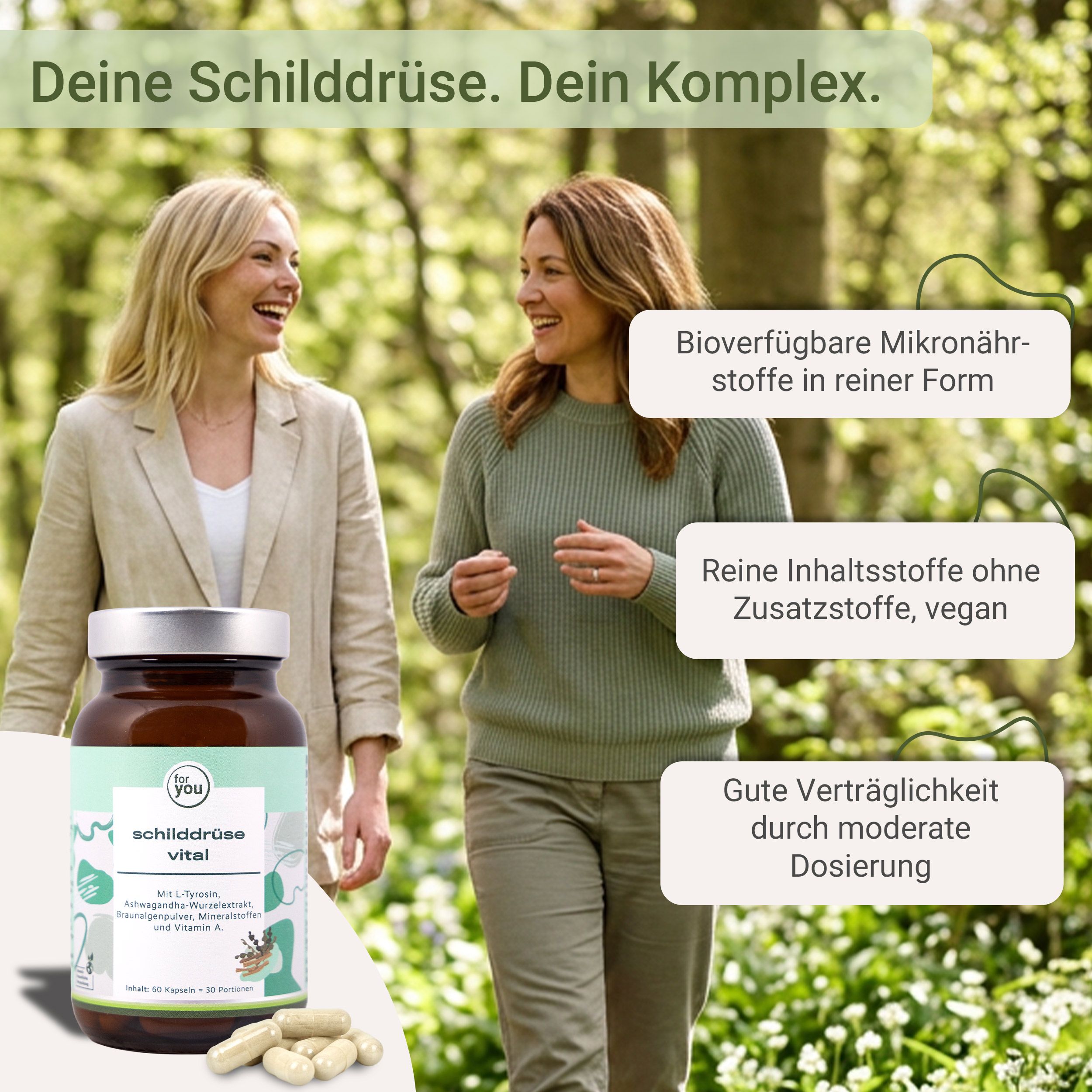 Zwei Frauen im Freien mit einer Flasche Schilddrüse Vital, umgeben von Natur.
