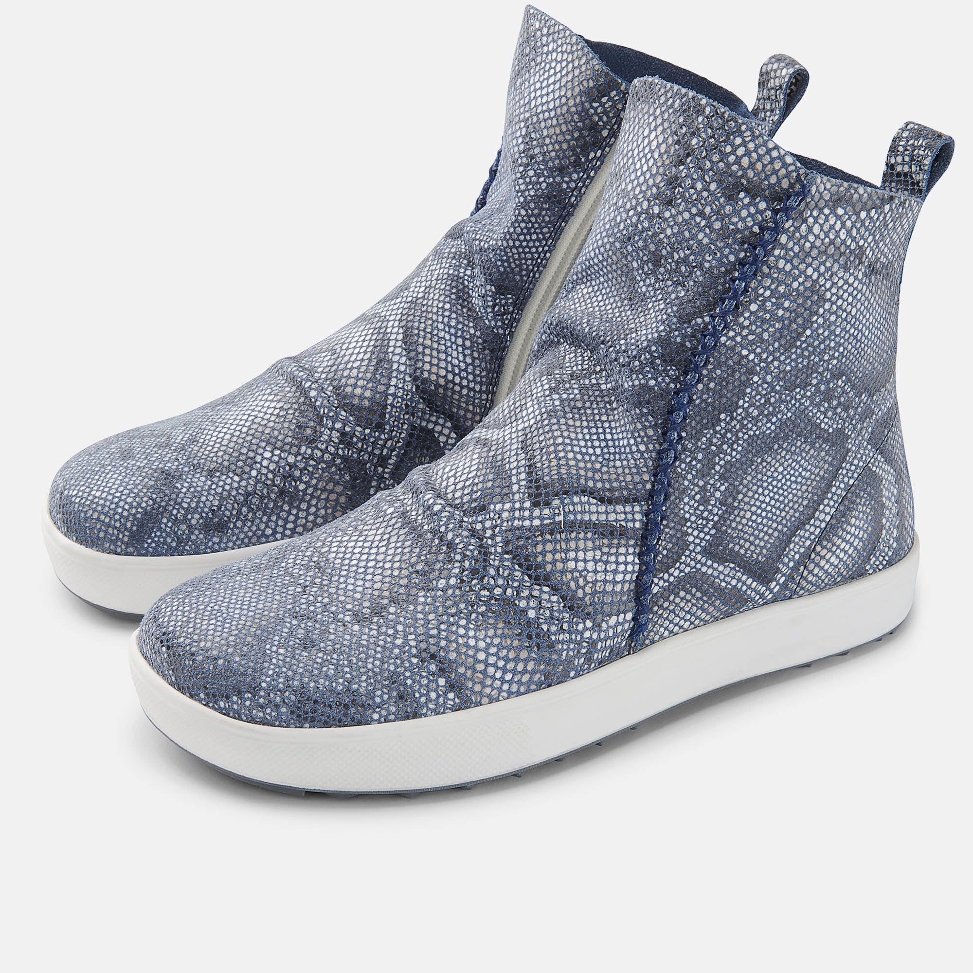 Stiefeletten mit Schlangenmuster, blau-grau. Weiße Sohle, Reißverschluss. BÄR Schuhe.