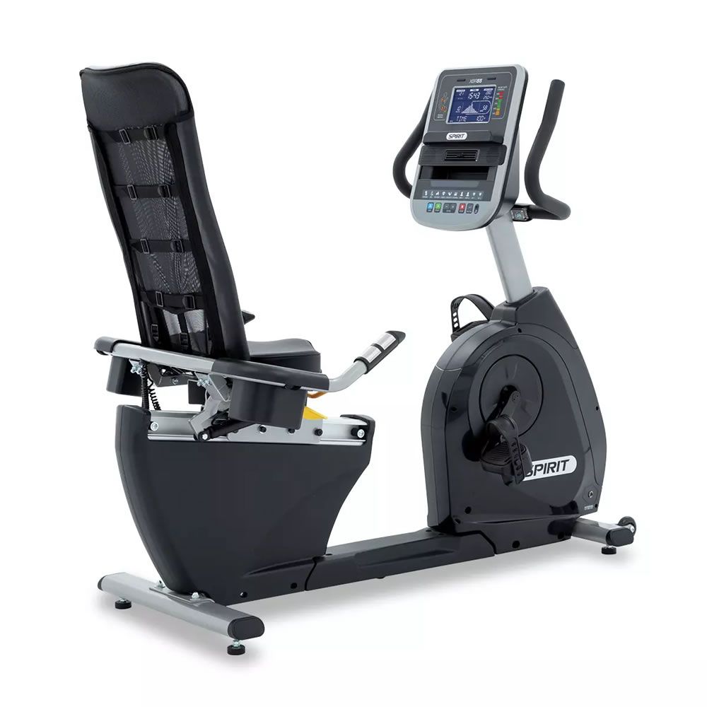 Ergometer mit Rückenlehne und Armlehnen. Schwarze und silberne Elemente. Digitalanzeige mit der Marke Spirit.