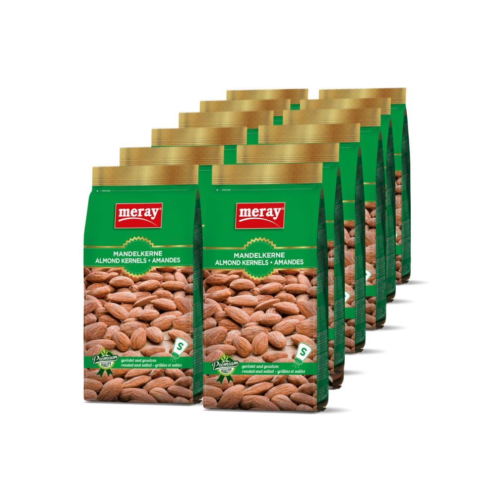 Mehrere Packungen Mandelkernen. Grün-goldene Verpackung mit Produktnamen und Logo. Mandeln sichtbar.