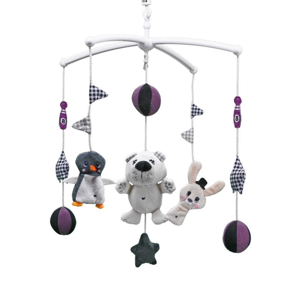 Mobile mit Eisbär, Pinguin und Hase. Weiße Halterung, Stofffiguren, schwarz-weiß karierte Fähnchen, lila und schwarze Kugeln.