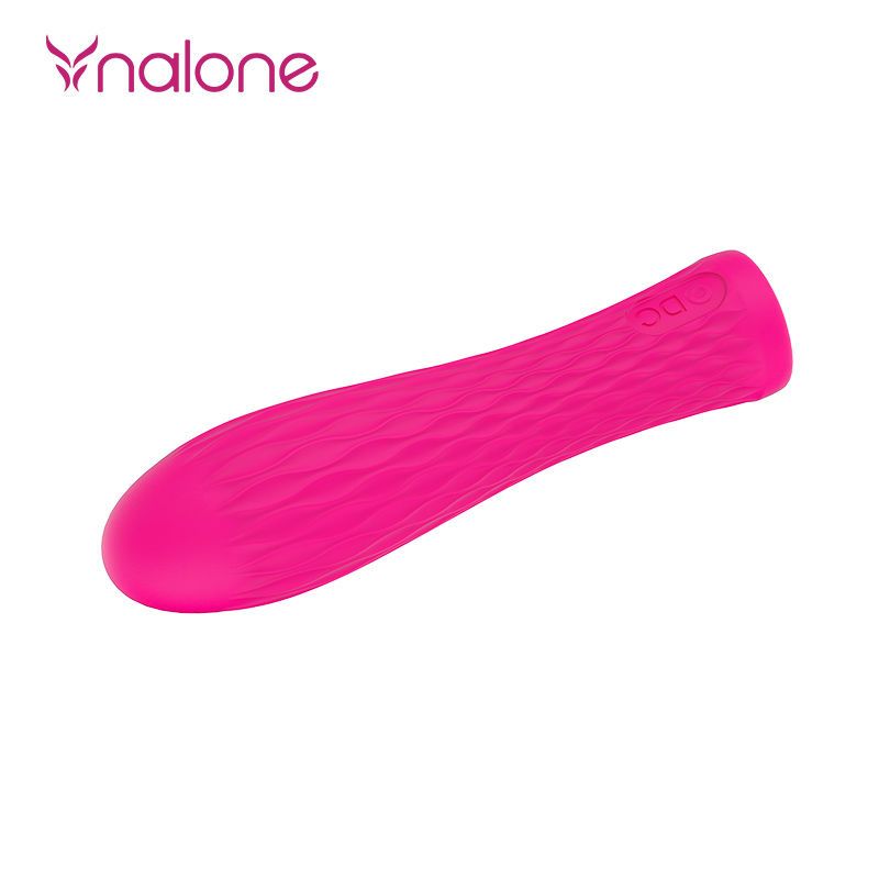 Pinkfarbener Vibrator mit geriffelter Oberfläche. Oben links: Logo Nalone.